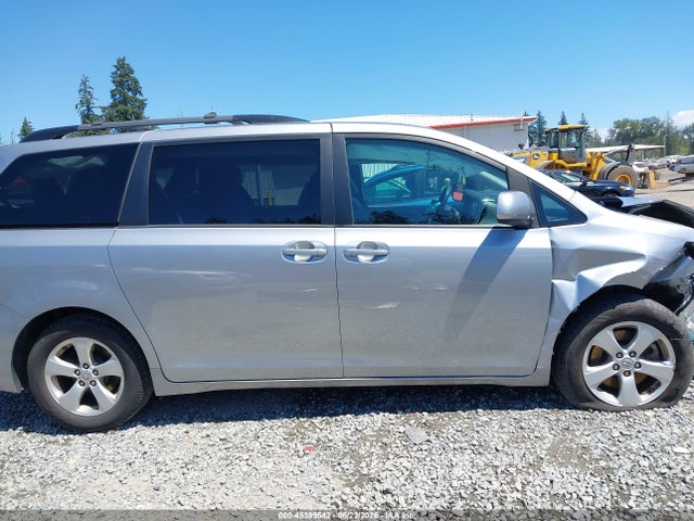 45399542 :رقم المزاد ، 5TDKZ3DC3HS840514 vin ، 2017 Toyota Sienna Le 8 Passenger مزاد بيع