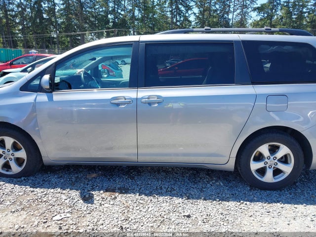 45399542 :رقم المزاد ، 5TDKZ3DC3HS840514 vin ، 2017 Toyota Sienna Le 8 Passenger مزاد بيع