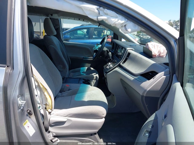45399542 :رقم المزاد ، 5TDKZ3DC3HS840514 vin ، 2017 Toyota Sienna Le 8 Passenger مزاد بيع