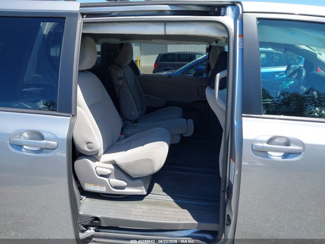 45399542 :رقم المزاد ، 5TDKZ3DC3HS840514 vin ، 2017 Toyota Sienna Le 8 Passenger مزاد بيع