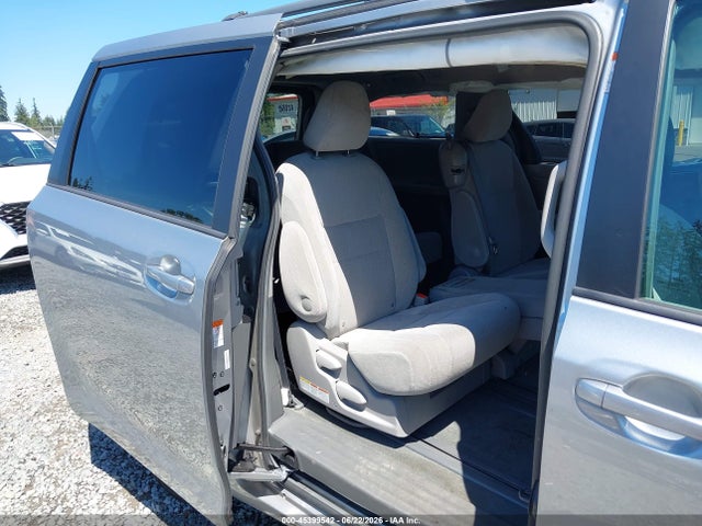 45399542 :رقم المزاد ، 5TDKZ3DC3HS840514 vin ، 2017 Toyota Sienna Le 8 Passenger مزاد بيع