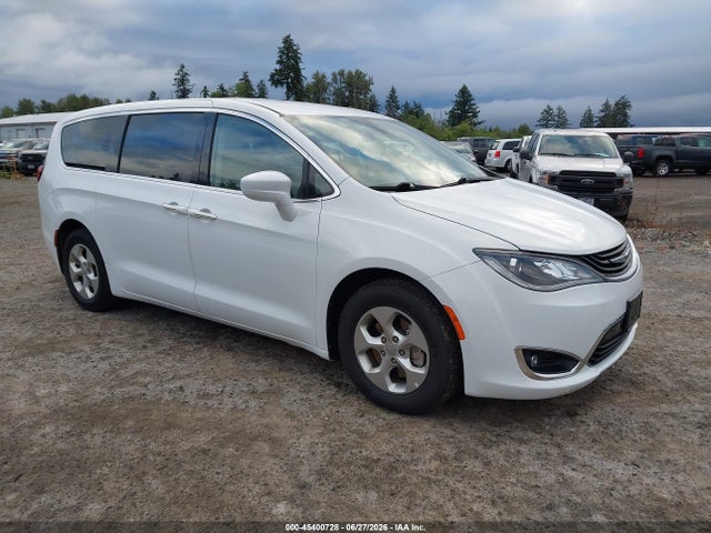 Chrysler Pacifica Hybrid Touring Plus 2017 2C4RC1H7XHR838222 zdjęcie główne