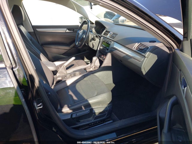1VWAT7A36FC080714 Volkswagen Passat 1.8t Wolfsburg Edition