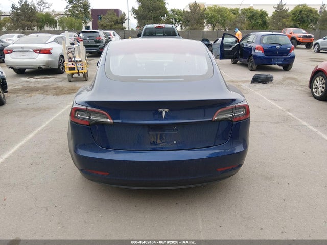 Tesla Model 3 Long Range/mid Range 2018 5YJ3E1EA8JF009036 Image 17