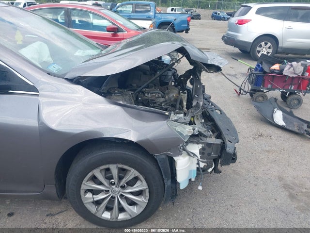 45405320 :رقم المزاد ، 4T1BF1FKXHU633577 vin ، 2017 Toyota Camry Le مزاد بيع