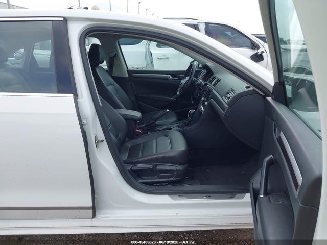 45406623 :رقم المزاد ، 1VWDT7A38HC076129 vin ، 2017 Volkswagen Passat 1.8t R-line مزاد بيع