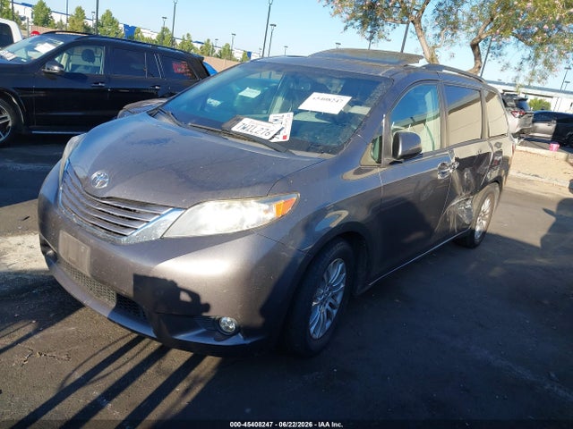 Toyota Sienna Xle 8 Passenger 2017 5TDYZ3DC0HS797664 Image 2
