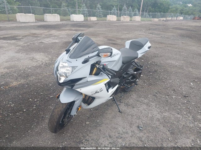 Suzuki GSX-R750 2022 JS1GR7MA4N7101194 Image 2