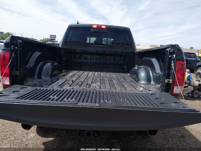 1C6RR7GT1JS120540 RAM 1500 Big Horn 4x4 6&#039;4 Box