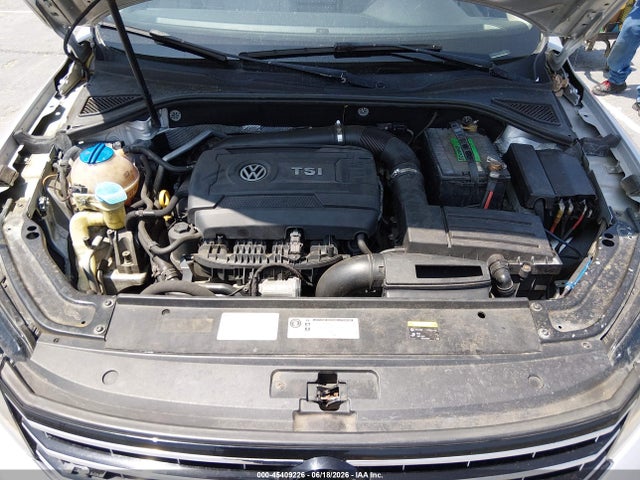 1VWDT7A33HC044415 Volkswagen Passat 1.8t R-line