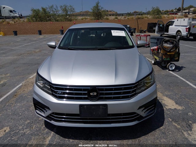 1VWDT7A33HC044415 Volkswagen Passat 1.8t R-line