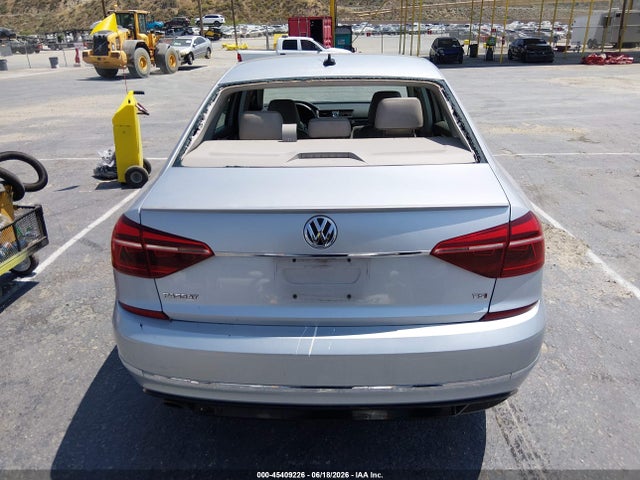1VWDT7A33HC044415 Volkswagen Passat 1.8t R-line