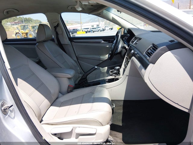 1VWDT7A33HC044415 Volkswagen Passat 1.8t R-line