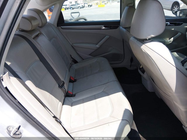 1VWDT7A33HC044415 Volkswagen Passat 1.8t R-line