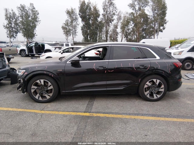 Продаж на аукціоні авто 2022 Audi E-tron Premium Quattro, vin: WA1AAAGE3NB020211, номер лоту: 45410853