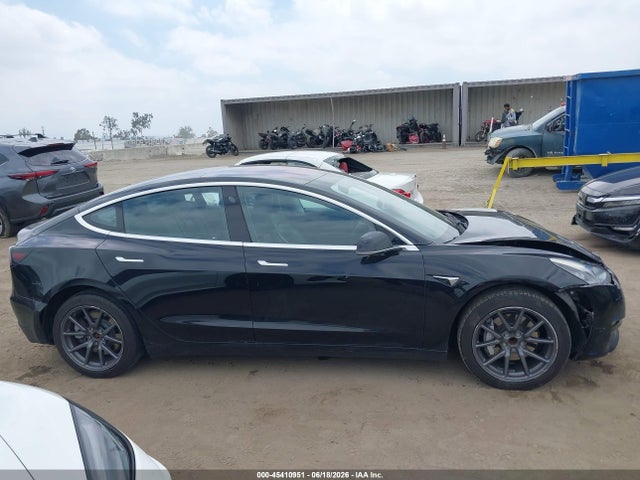 Tesla Model 3 Long Range/mid Range 2018 5YJ3E1EA0JF021133 Image 11