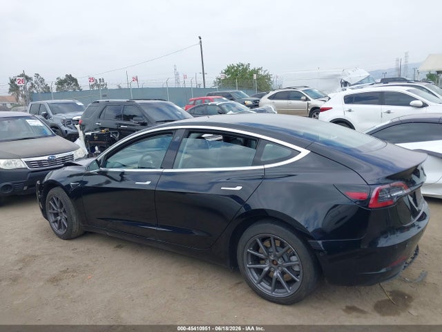 Tesla Model 3 Long Range/mid Range 2018 5YJ3E1EA0JF021133 Image 12