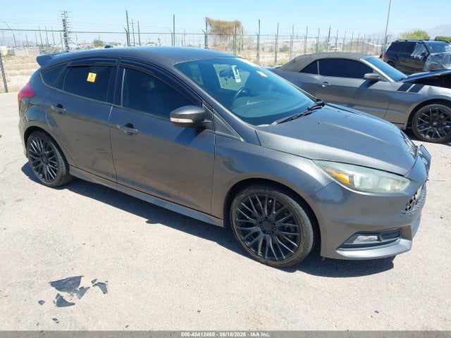 45412469 :رقم المزاد ، 1FADP3L94FL211188 vin ، 2015 Ford Focus St مزاد بيع