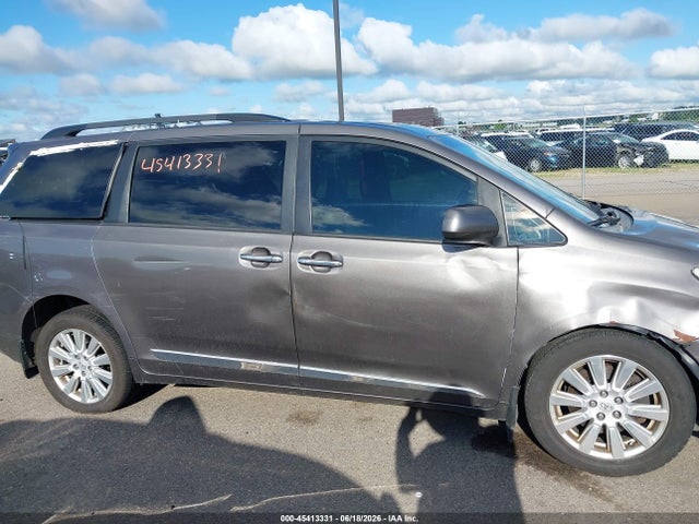 Toyota Sienna Xle 7 Passenger 2017 5TDDZ3DC4HS153129 Image 13