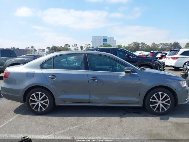 3VWDB7AJ1JM263461 Volkswagen Jetta 1.4t Se/1.4t Wolfsburg Edition