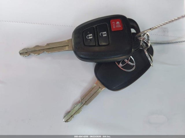 JTMRFREV8HJ113117 Toyota Rav4 Xle