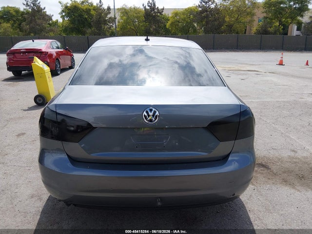 1VWAT7A3XFC026963 Volkswagen Passat 1.8t S