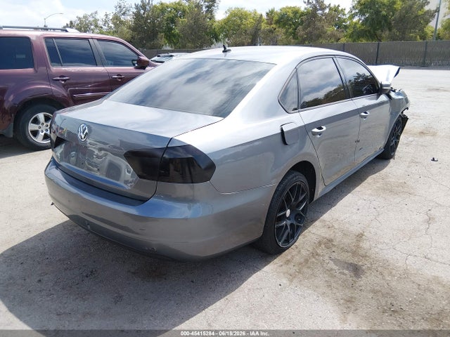 1VWAT7A3XFC026963 Volkswagen Passat 1.8t S