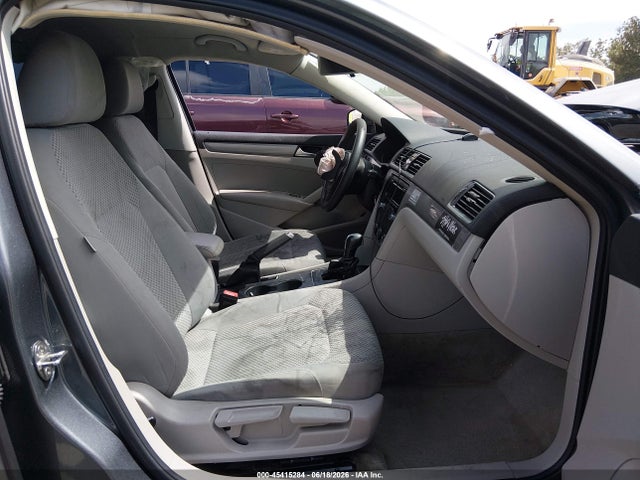 1VWAT7A3XFC026963 Volkswagen Passat 1.8t S