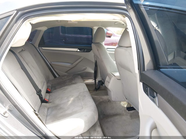 1VWAT7A3XFC026963 Volkswagen Passat 1.8t S