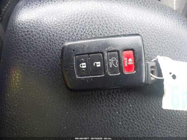 JTMWFREV9JJ748145 Toyota Rav4 Xle