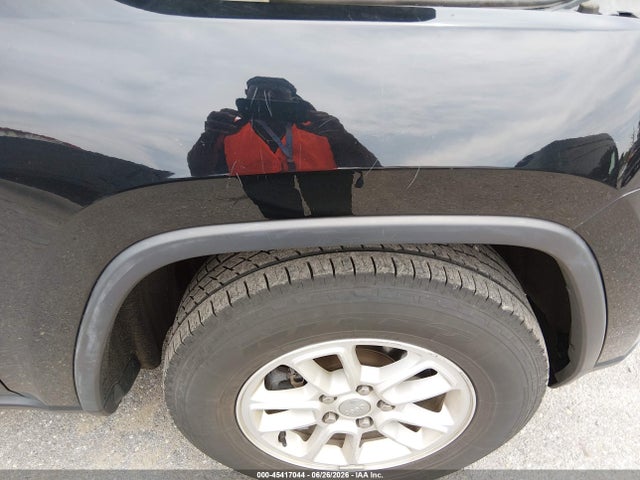 1C4RJFAG3KC754238 Jeep Grand Cherokee Laredo E 4x4