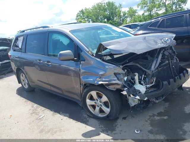 45417169 :رقم المزاد ، 5TDKZ3DC9HS852733 vin ، 2017 Toyota Sienna Le 8 Passenger مزاد بيع