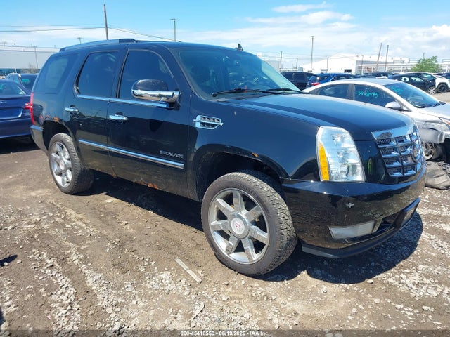 45418550 :رقم المزاد ، 1GYS4CEF7BR151583 vin ، 2011 Cadillac Escalade Premium مزاد بيع