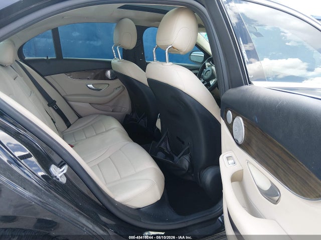 2015 Mercedes-benz C 300 4matic მანქანა იყიდება აუქციონზე, vin: 55SWF4KB6FU018588, აუქციონის ნომერი: 45419244