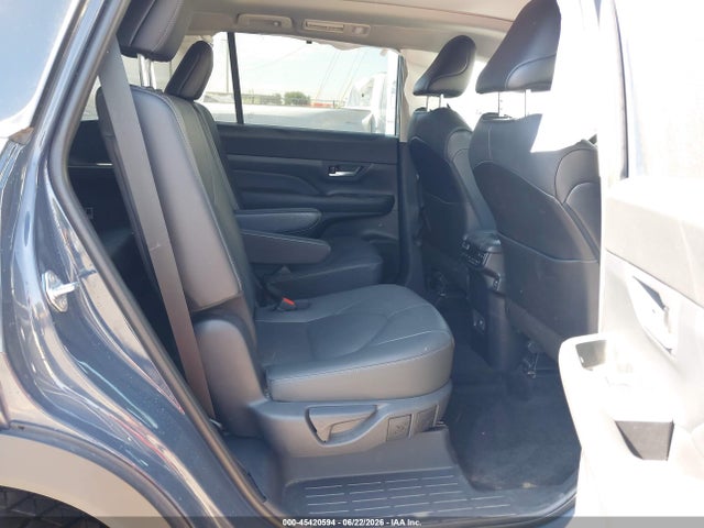 Toyota Grand Highlander Platinum 2024 5TDAAAB56RS068152 Image 8