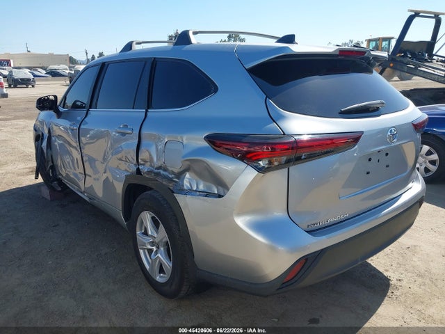 Toyota Highlander Le 2024 5TDKDRAH7RS550067 Image 3
