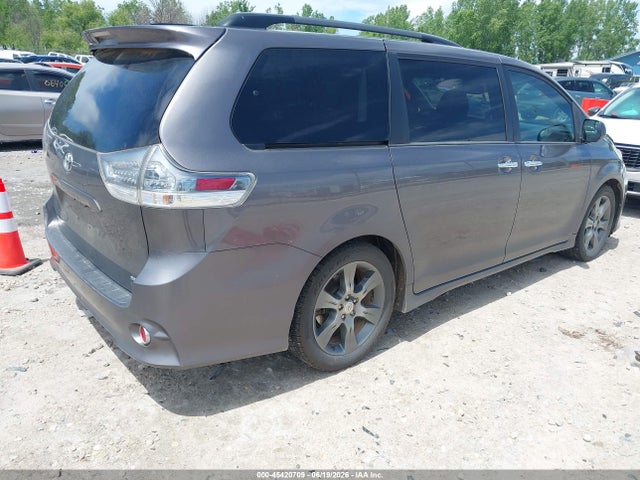 5TDXK3DC3FS565220 Toyota Sienna Se 8 Passenger
