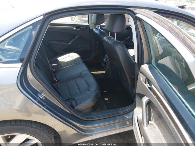 1VWBA7A31JC049728 Volkswagen Passat 2.0t Se