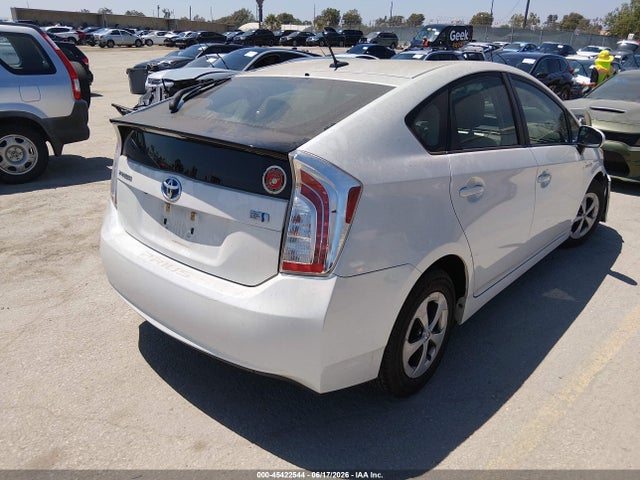 Toyota Prius Three 2014 JTDKN3DU2E1759632 Image 4