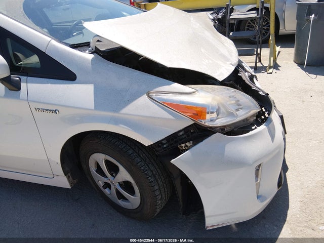 Toyota Prius Three 2014 JTDKN3DU2E1759632 Image 13