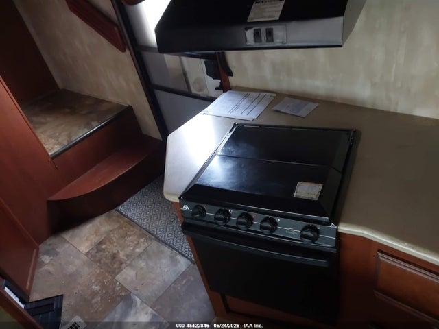 45422846 :رقم المزاد ، 54CB12Y28F1V11272 vin ، 2015 Winnebago Voyage مزاد بيع