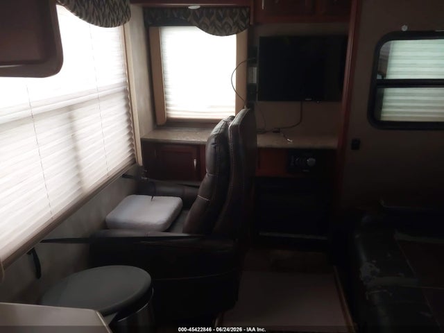 45422846 :رقم المزاد ، 54CB12Y28F1V11272 vin ، 2015 Winnebago Voyage مزاد بيع