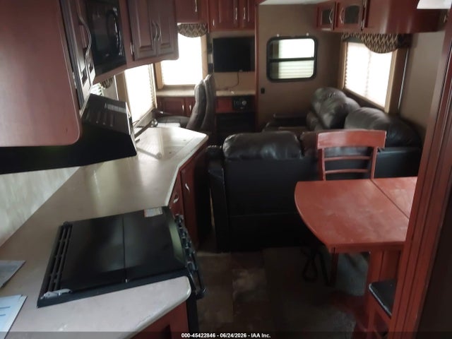 45422846 :رقم المزاد ، 54CB12Y28F1V11272 vin ، 2015 Winnebago Voyage مزاد بيع