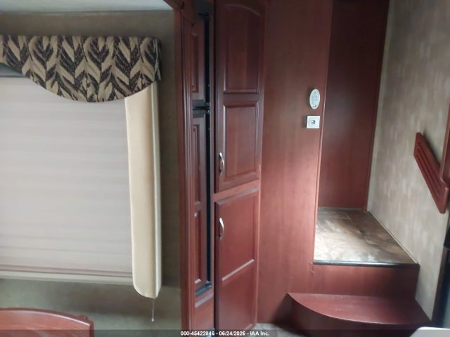 45422846 :رقم المزاد ، 54CB12Y28F1V11272 vin ، 2015 Winnebago Voyage مزاد بيع