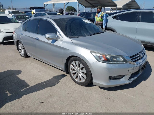2015 1HGCR3F82FA000989 main image
