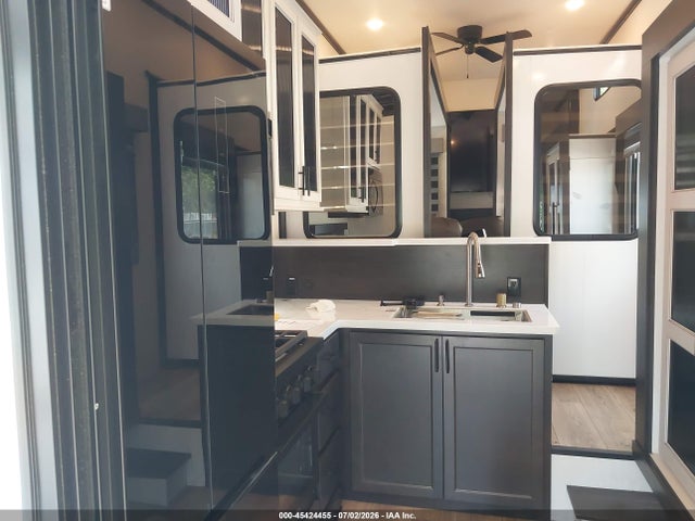 Продажа на аукционе авто 2025 Forest River Other, vin: 5ZT3SR1B2S6115273, номер лота: 45424455
