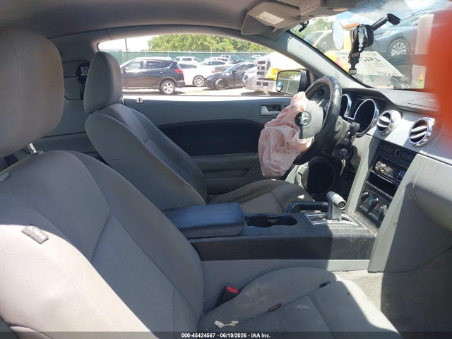 2005 Ford Mustang V6 Deluxe/v6 Premium მანქანა იყიდება აუქციონზე, vin: 1ZVHT80N555241726, აუქციონის ნომერი: 45424567
