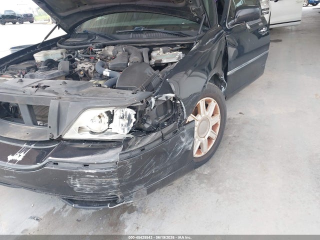 2011 Lincoln Town Car Executive L მანქანა იყიდება აუქციონზე, vin: 2LNBL8EV6BX762882, აუქციონის ნომერი: 45425543