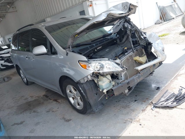 45425812 :رقم المزاد ، 5TDKK3DC6BS126937 vin ، 2011 Toyota Sienna Le V6 مزاد بيع