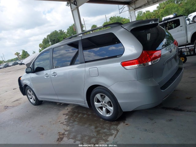 2011 Toyota Sienna Le V6 მანქანა იყიდება აუქციონზე, vin: 5TDKK3DC6BS126937, აუქციონის ნომერი: 45425812